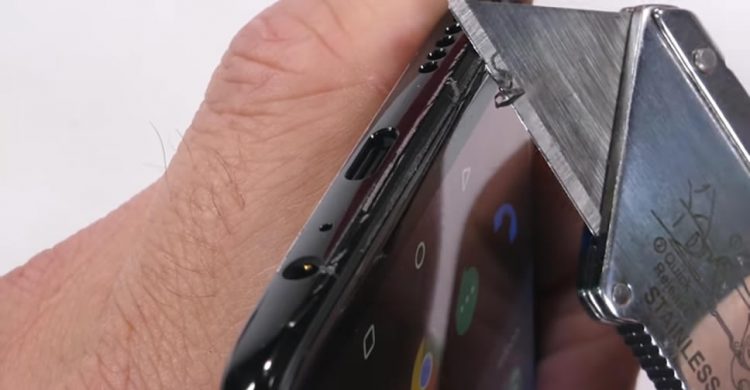 OnePlus 6 ถูกทดสอบความแข็งแกร่งแล้ว นำไปลับคมมีด ลนหน้าจอด้วยไฟแช็ค และดัดให้งอด้วยเปล่า