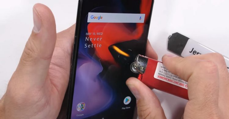 OnePlus 6 ถูกทดสอบความแข็งแกร่งแล้ว นำไปลับคมมีด ลนหน้าจอด้วยไฟแช็ค และดัดให้งอด้วยเปล่า