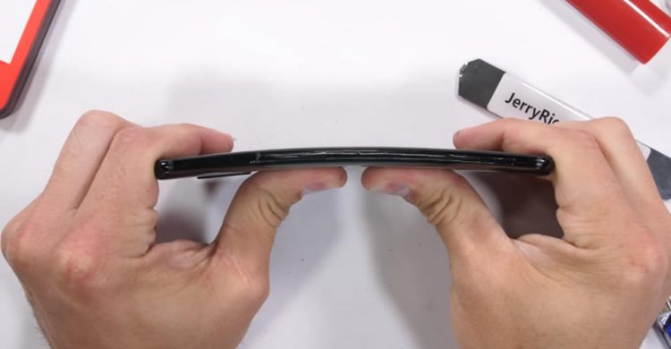 OnePlus 6 ถูกทดสอบความแข็งแกร่งแล้ว นำไปลับคมมีด ลนหน้าจอด้วยไฟแช็ค และดัดให้งอด้วยเปล่า