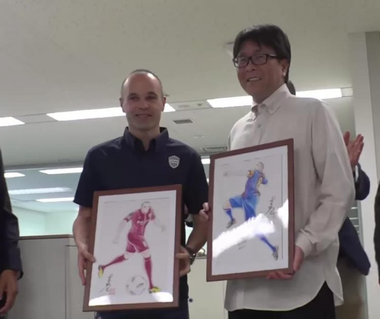 Andrés Iniesta ประกาศเป็นแฟนพันธุ์แท้ Captain Tsubasa ในโอกาสพบกับผู้ให้กำเนิดอนิเมะเรื่องดังกล่าว
