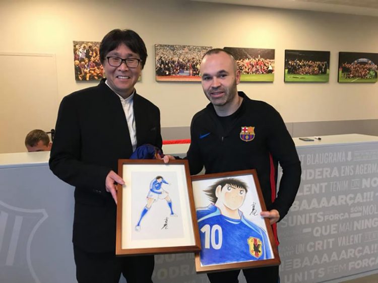 Andrés Iniesta ประกาศเป็นแฟนพันธุ์แท้ Captain Tsubasa ในโอกาสพบกับผู้ให้กำเนิดอนิเมะเรื่องดังกล่าว