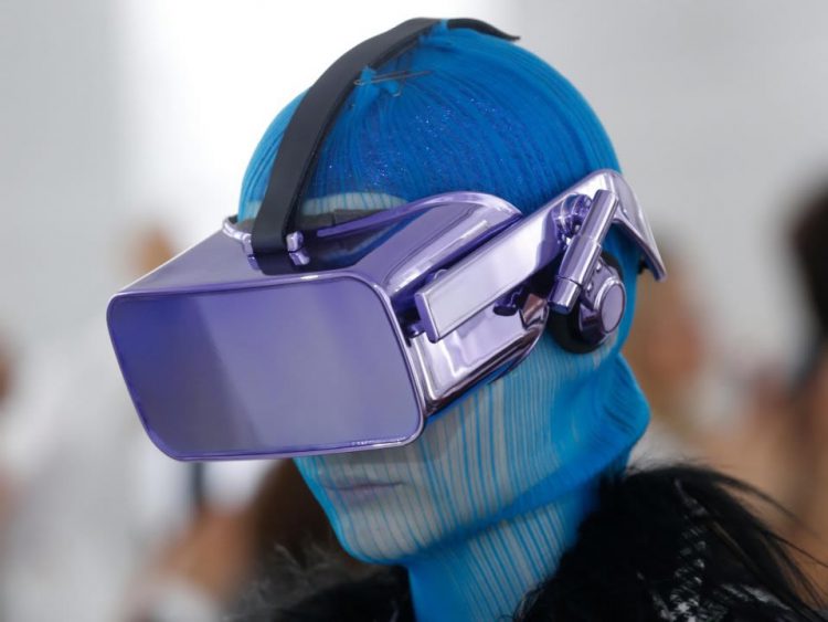 ขาจับ iPhone สำหรับข้อเท้า และ VR Headset กลายเป็นอุปกรณ์เสริมสุดฮิปบนแฟชั่นโชว์ในปารีส