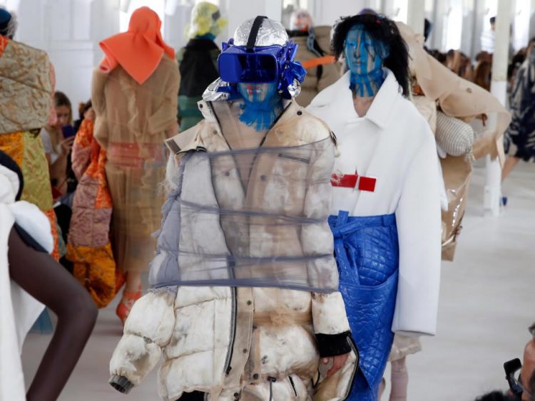 ขาจับ iPhone สำหรับข้อเท้า และ VR Headset กลายเป็นอุปกรณ์เสริมสุดฮิปบนแฟชั่นโชว์ในปารีส