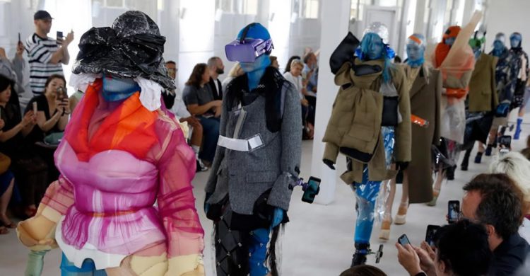 ขาจับ iPhone สำหรับข้อเท้า และ VR Headset กลายเป็นอุปกรณ์เสริมสุดฮิปบนแฟชั่นโชว์ในปารีส