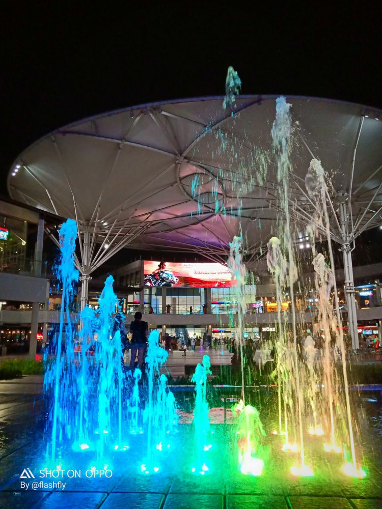 พรีวิว OPPO F9 หน้าจอดีไซน์หยดน้ำ ฝาหลังไล่เฉดสีกลีบดอกไม้ รองรับ VOOC Flash Charge ในราคาเพียง 10,990 บาท