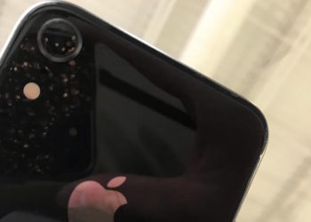 ภาพหลุดล่าสุดของ iPhone รุ่น LCD 6.1 นิ้ว เผยให้เห็นเลนส์กล้องหลังที่ใหญ่ขึ้น และย้ายตำแหน่งแฟลช LED