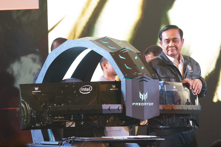 ชมภาพ นายกรัฐมนตรีนั่งเก้าอี้เกมมิ่งจาก ACER ตัวแรกของโลกในงาน Thailand Game Show 2018