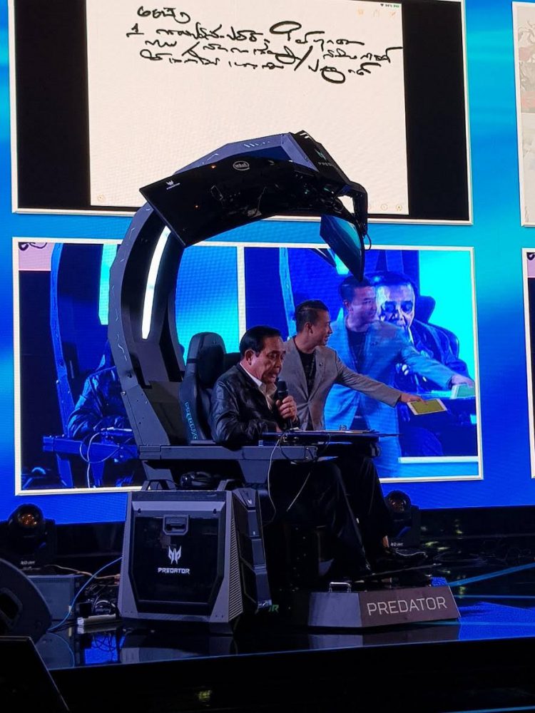 ชมภาพ นายกรัฐมนตรีนั่งเก้าอี้เกมมิ่งจาก ACER ตัวแรกของโลกในงาน Thailand Game Show 2018