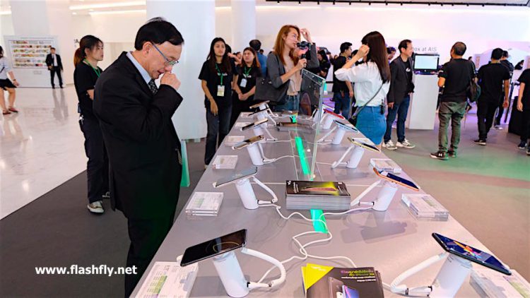 พาชมบรรยากาศงาน iPhone Unbox at AIS ที่ให้ลูกค้ารับเครื่อง iPhone XS Max, iPhone XS และ iPhone XR เป็นกลุ่มแรกๆก่อนใคร