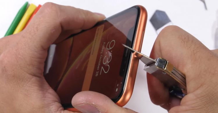 iPhone XR ถูกทดสอบความแข็งแรงของจอแสดง เป็นที่ลับคมมีด และถูกดัดให้งอด้วยมือเปล่า