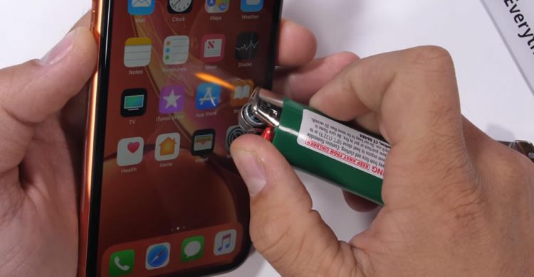 iPhone XR ถูกทดสอบความแข็งแรงของจอแสดง เป็นที่ลับคมมีด และถูกดัดให้งอด้วยมือเปล่า