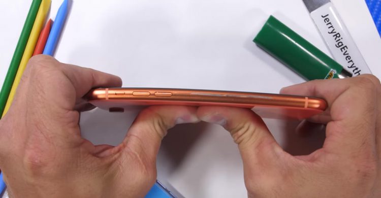 iPhone XR ถูกทดสอบความแข็งแรงของจอแสดง เป็นที่ลับคมมีด และถูกดัดให้งอด้วยมือเปล่า