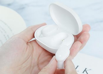 Xiaomi AirDots ชุดหูฟังไร้สายสไตล์ AirPods ราคาราว 950 บาท รองรับ Bluetooth 5.0 มาพร้อมกล่องชาร์จ