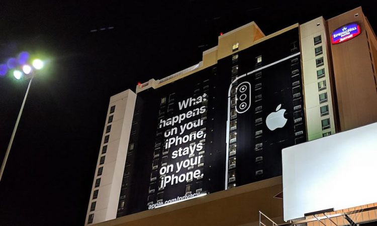Apple แอบเหน็บ Google กับ Amazon ด้วยการติดตั้งป้ายโฆษณาขนาดใหญ่ใกล้งาน CES 2019