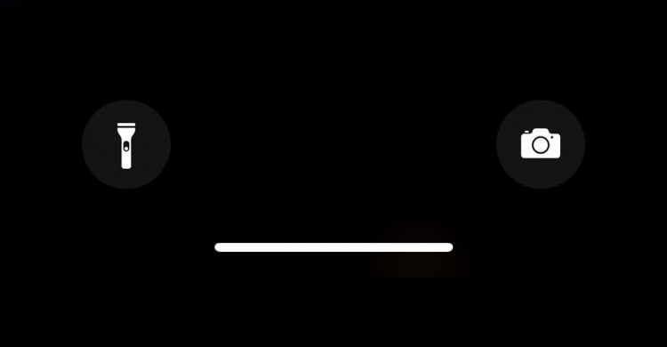 งานเข้าอีกแล้ว!! เจ้าของ iPhone X ,iPhone XS และ iPhone XR หลายคนพบปัญหา iPhone เปิดไฟฉายโดยไม่รู้ตัว