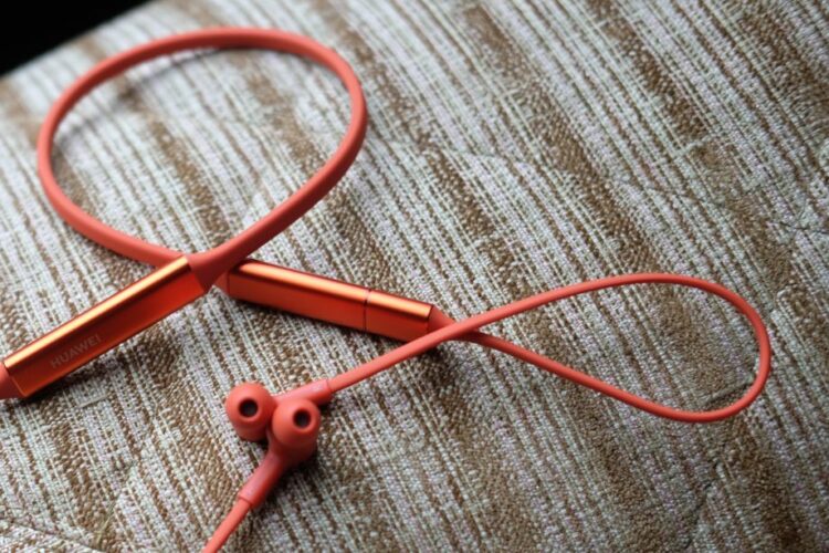 Huawei Freelace หูฟังไร้สายแบบไฮบริด สามารถชาร์จแบตฯ จากสมาร์ทโฟนได้ ผ่านพอร์ต USB-C