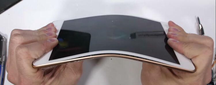 ทนทานเหลือเชื่อ!! iPad mini 5 ถูกทดสอบความทนทาน ดัดให้โค้งงอด้วยมือเปล่า แต่ยังรอดมาได้