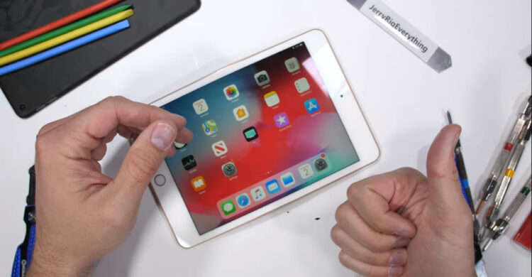 ทนทานเหลือเชื่อ!! iPad mini 5 ถูกทดสอบความทนทาน ดัดให้โค้งงอด้วยมือเปล่า แต่ยังรอดมาได้