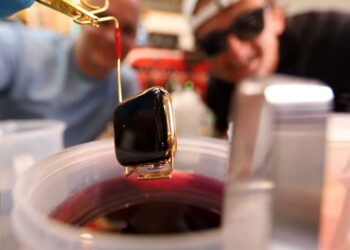 ชมคลิป!! Apple Watch Series 4 ถูกจุ่มลงไปในทองคำบริสุทธิ์ 24 กะรัต กลายเป็น Apple Watch สุดหรูไม่ซ้ำใคร