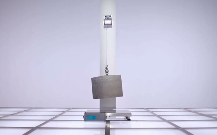 กล้องป๊อปอัพของ OnePlus 7 Pro สามารถหิ้วก้อนซีเมนต์หนัก 22 กิโลกรัมได้อย่างสบาย (ชมคลิป!!)