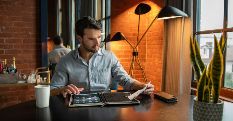 Twelve South เปิดตัว BookBook Volume 2 เคสสำหรับ iPad Pro 2018 ยังคงจุดเด่นดีไซน์คล้ายหนังสือ หนังแฮนด์เมด