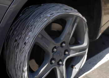 จะเป็นอย่างไรเมื่อนำสาย Lightning ของ Apple มาใช้แทนล้อรถยนต์ (ชมคลิป)