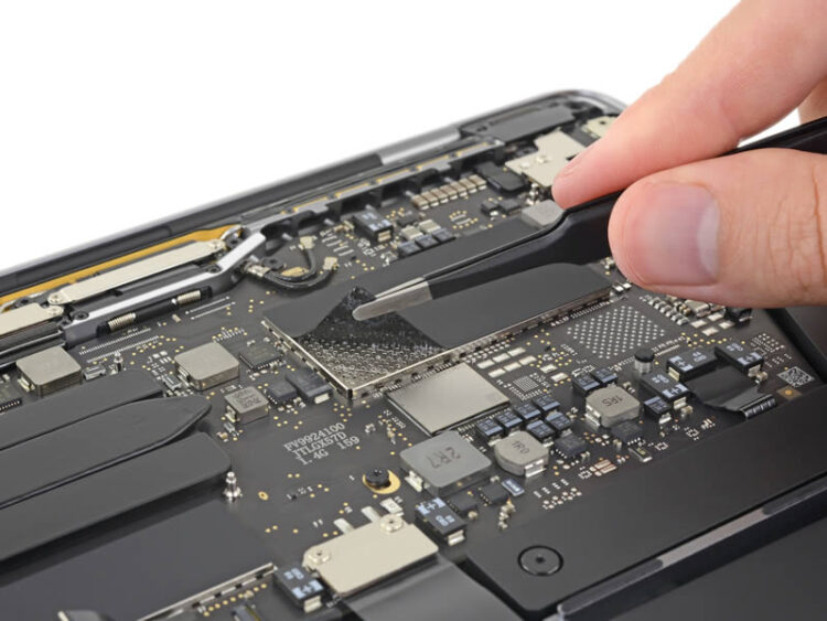ชำแหละ!! MacBook Pro รุ่น 13 นิ้ว 2019 พบแบตเตอรี่ใหญ่ขึ้น SSD ถูกบัดกรีอย่างแน่นหนา และปรับปรุงวัสดุคีย์บอร์ด