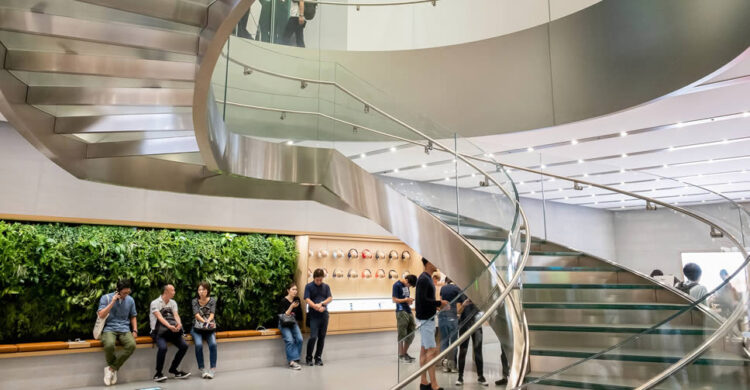 พาทัวร์ Apple Store สาขา Omotesando หลังจากได้รับการรีโนเวทใหม่ในรอบ 5 ปี พร้อมกำแพงต้นไม้สีเขียว (ชมคลิป)