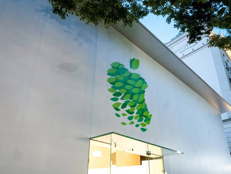 พาทัวร์ Apple Store สาขา Omotesando หลังจากได้รับการรีโนเวทใหม่ในรอบ 5 ปี พร้อมกำแพงต้นไม้สีเขียว (ชมคลิป)