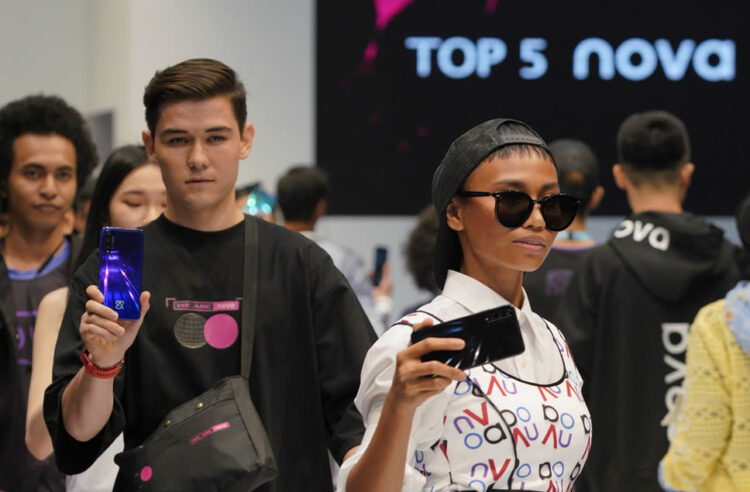 Huawei Nova 5T เผยโฉมแล้ว มาพร้อมกล้องหลัง 4 ตัว เปิดตัวทางการ 27 สิงหาคมนี้