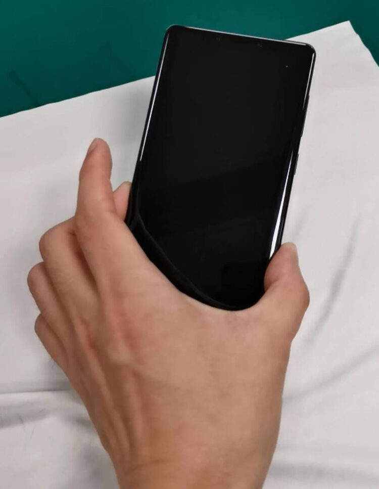 ภาพหลุด Huawei Mate 30 เครื่องจริง มาพร้อมกล้องหลัง 4 ตัว วางอยู่บนกรอบสี่เหลี่ยมขนาดใหญ่