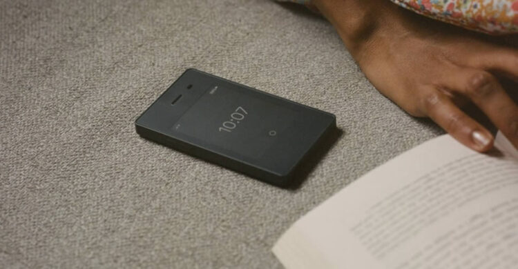 เบื่อสมาร์ทโฟน!! Light Phone 2 มือถือขนาดเท่าบัตรเครดิต ทำได้แค่โทรออก-รับสาย ข้อความ และตั้งปลุกได้