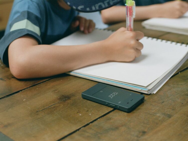 เบื่อสมาร์ทโฟน!! Light Phone 2 มือถือขนาดเท่าบัตรเครดิต ทำได้แค่โทรออก-รับสาย ข้อความ และตั้งปลุกได้