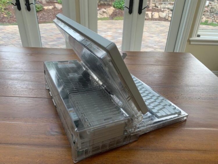 ชมต้นแบบ Macintosh Portable M5120 ถูกสร้างด้วยพลาสติกใส ก่อนเปิดตัวในสีเบจ