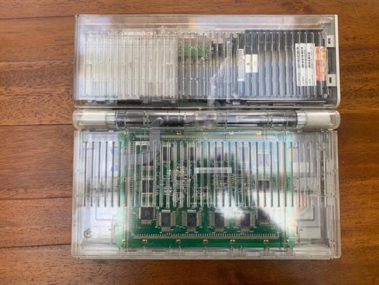 ชมต้นแบบ Macintosh Portable M5120 ถูกสร้างด้วยพลาสติกใส ก่อนเปิดตัวในสีเบจ