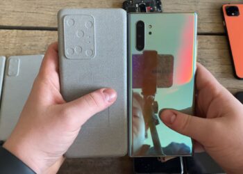 เปรียบเทียบขนาด Galaxy S20 series เครื่องดัมมี่กับ Galaxy Note 10, iPhone XS และอีกหลายรุ่น