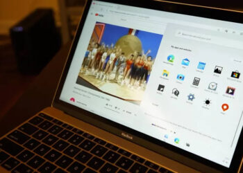 Windows 10X ระบบปฏิบัติการสำหรับอุปกรณ์จอคู่ ถูกติดตั้งลง MacBook และ Surface Go