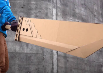 ช่วงกักตัวมาสร้างดาบ Buster Sword ของ Cloud จากเกม Final Fantasy VII Remake ด้วยกระดาษลูกฟูกกันเถอะ (ชมคลิป)