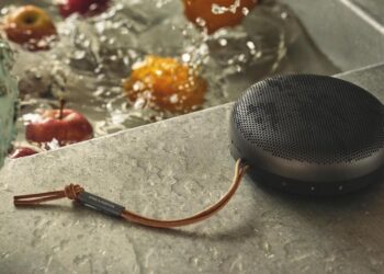 Bang & Olufsen เปิดตัวลำโพงบลูทูธแบบพกพา Beosound A1 รุ่นใหม่เล่นเพลงนาน 18 ชั่วโมง กันน้ำกันฝุ่น ราคา 10,900 บาท