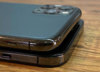 ยลโฉม iPhone 12 เครื่องดัมมี่แบบใกล้ชิด เผยให้เห็นดีไซน์คล้าย iPhone 4 ขอบด้านข้างแบนราบ