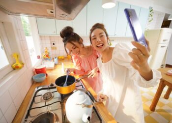 ปังไม่ไหว! รวมเทคนิคสร้างคอนเทนต์กับ 4 มุมปราบเซียน ‘หน้าสด-ย้อนแสง-มุมช้อน-ไลฟ์วิดีโอ’ จะมุมไหนก็ไม่หวั่น