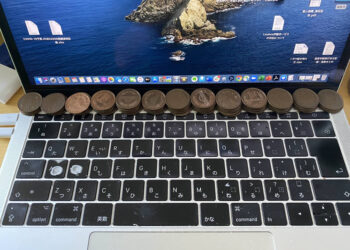 ชาวญี่ปุ่นคิดค้นวิธีลดความร้อนให้กับ MacBook Pro ด้วยการใช้เหรียญ 10 เยนวางไว้บนเครื่อง