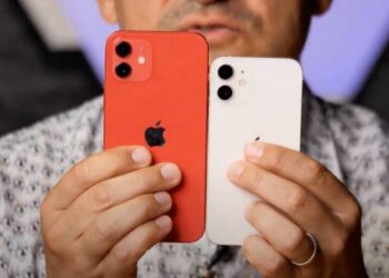 ยลโฉม iPhone 12 mini สมาร์ทโฟน 5G เล็กที่สุดในโลกตัวเป็นๆ ก่อนวางจำหน่ายทางการ ในเดือนพฤศจิกายนนี้