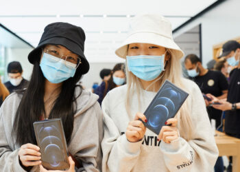 ชมบรรยากาศ Apple Store ในวันแรกของการจำหน่าย iPhone 12 mini และ iPhone 12 Pro Max