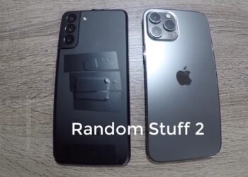 หลุดอีก!! เครื่องจริง Samsung Galaxy S21 Plus วางคู่กับ iPhone 12 Pro Max