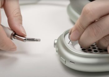 AirPods Max สามารถแกะแถบคาดศีรษะออกได้ง่ายๆ ด้วยเข็มจิ้มถาดใส่ซิมการ์ด อาจมีแถบคาดศีรษะแยกขายในอนาคต