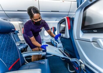 สายการบิน Delta ส่งมอบ iPhone 12 ให้กับพนักงานต้อนรับบนเครื่องบินกว่า 19,000 คน