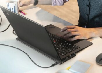 Lenovo Go Wireless Charging Kit อุปกรณ์ชาร์จไร้สายสำหรับแล็ปท็อป ราคาราว 4,490 บาท