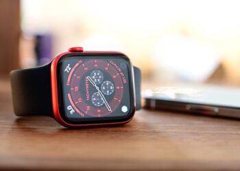 Apple Watch มีจำนวนผู้ใช้งานมากกว่า 100 ล้านคนทั่วโลก โดย Apple Watch Series 6 เป็นสมาร์ทวอทช์ที่ขายดีที่สุด