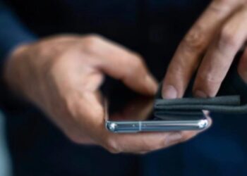 Samsung แจกผ้าเช็ดจอสมาร์ทโฟนให้ฟรี ขณะที่ Apple วางจำหน่ายในราคา 690 บาท